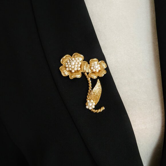 Vintage Butler & Wilson Faux Pearl Flower Brooch Pin - Picture 3 of 9